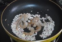 方便的黑胡椒鲜虾芝士饭做法图解4)