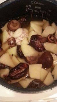 家常菜香菇炖土豆做法图解5)