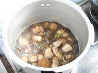 家常菜香菇红烧肉做法图解7)