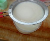 色泽不错的原味豆浆做法图解4)