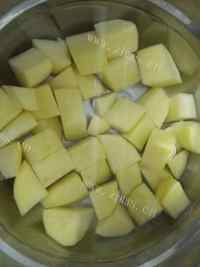 家常菜红烧排骨炖土豆做法图解4)