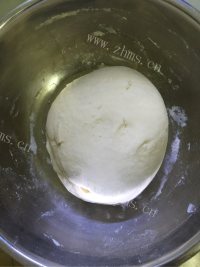 自制猪肉西葫芦包子做法图解3)