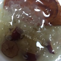 美味的桃胶野生椴木银耳红枣做法图解4)