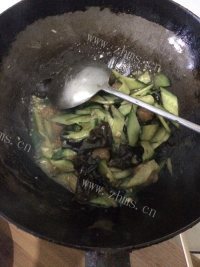 清爽的木耳烩丸子做法图解7)