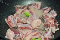 美味的胡萝卜焖羊肉做法图解3)