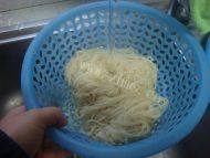口感不错的青菜炒面做法图解3)