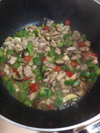 口感极佳的酸辣鸡丁做法图解6)