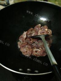 诱人的彩椒炒肉做法图解5)