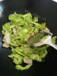 一个人的苦瓜炒肉做法图解4)