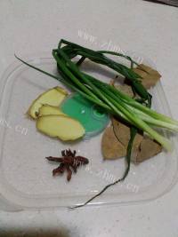 扑鼻的烤猪肘肉做法图解3)