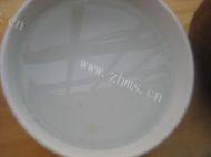 香鲜至极的椰子乌鸡汤做法图解2)