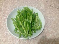 家常菜青椒炒猪耳做法图解2)