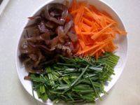 如此诱人的韭苔炒肉丝做法图解3)