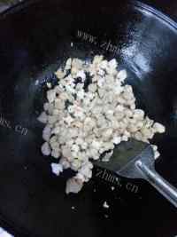好吃的鲜虾鸡米腰果做法图解5)
