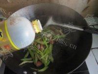 家常菜芹菜炒香菇做法图解9)