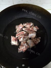 美味的板栗玉米烧排骨做法图解2)