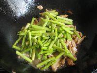 家常菜芦笋炒肉丝做法图解5)