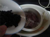 美味的黑豆排骨汤做法图解3)