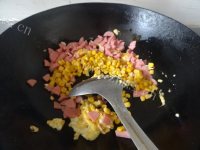 营养可口的玉米香肠雪菜炒饭做法图解4)
