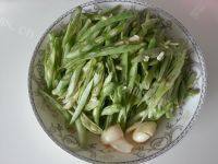家常菜豆角炒西红柿做法图解1)