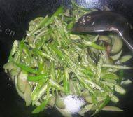 好吃的尖椒炒茄子做法图解3)