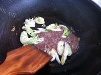 秘制虾酱炒豆腐做法图解5)