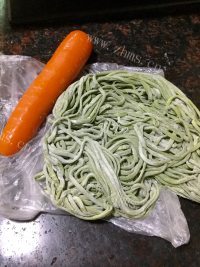 美味的胡萝卜炒面做法图解1)