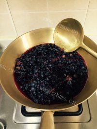 美味可口的野生蓝莓果酱做法图解5)