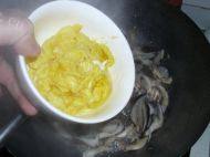 蘑菇炒鸡蛋自制做法图解8)