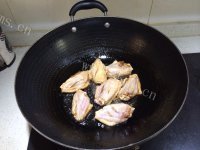 色泽鲜亮的土豆烧鸡翅做法图解2)