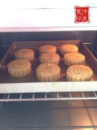 自制红豆沙月饼做法图解15)