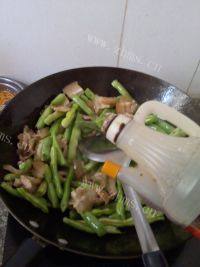 常吃不腻的豆角炖肉做法图解6)