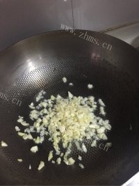 美味的避风塘炒虾做法图解5)