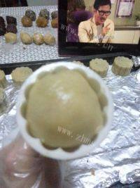 质嫩的广式五仁月饼做法图解9)