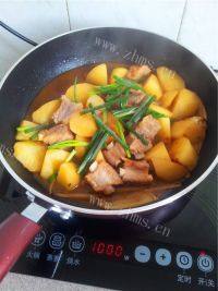 家庭版土豆焖排骨