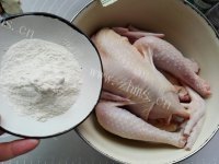美味砂锅荷香盐焗鸡做法图解3)