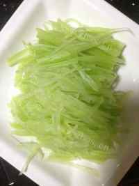 香喷喷的莴笋炒肉做法图解2)