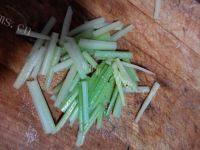 在家做的芹菜炒豆皮做法图解2)
