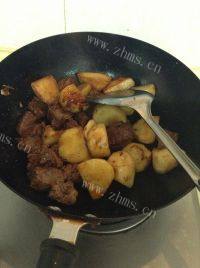 自制土豆烧牛腩做法图解6)