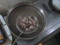 自制土豆烧牛腩做法图解3)