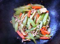 家常菜芹菜胡萝卜炒肉