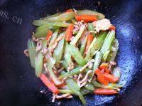 家常菜芹菜胡萝卜炒肉
