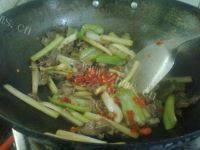 家常菜芹菜炒牛肉做法图解8)