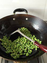 下酒菜咸菜炒毛豆做法图解3)
