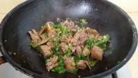 清爽的农家青椒炒熏鹅做法图解6)