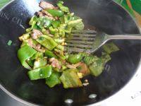 家常菜肉片炒青椒做法图解6)