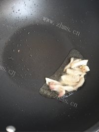 美味的红萝卜炒肉做法图解3)