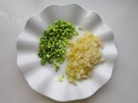 美味的泡菜腊肉蛋炒饭做法图解3)