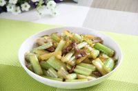家常肉炒芹菜
