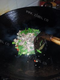 家常菜辣椒炒肉做法图解7)